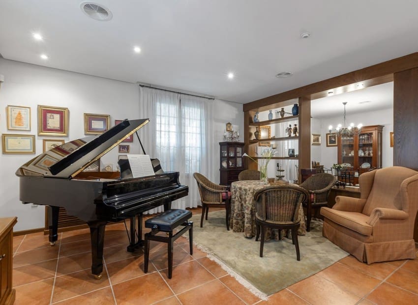 6 soverom Villa til salgs i Torrevieja med svømmebasseng garasje - € 2 490 000 (Ref: 9747272)