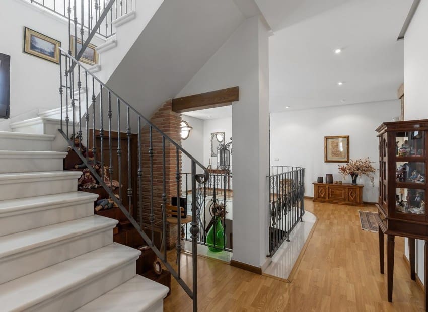 6 soverom Villa til salgs i Torrevieja med svømmebasseng garasje - € 2 490 000 (Ref: 9747272)