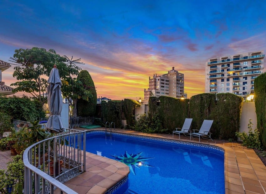 6 soverom Villa til salgs i Torrevieja med svømmebasseng garasje - € 2 490 000 (Ref: 9747272)