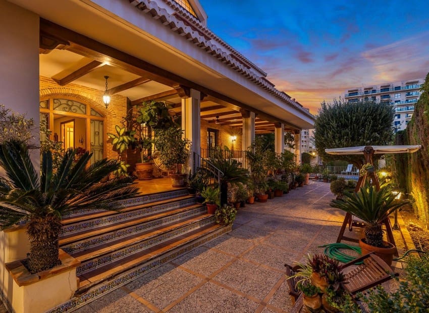 6 soverom Villa til salgs i Torrevieja med svømmebasseng garasje - € 2 490 000 (Ref: 9747272)