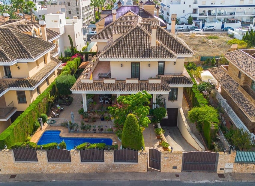 6 soverom Villa til salgs i Torrevieja med svømmebasseng garasje - € 2 490 000 (Ref: 9747272)