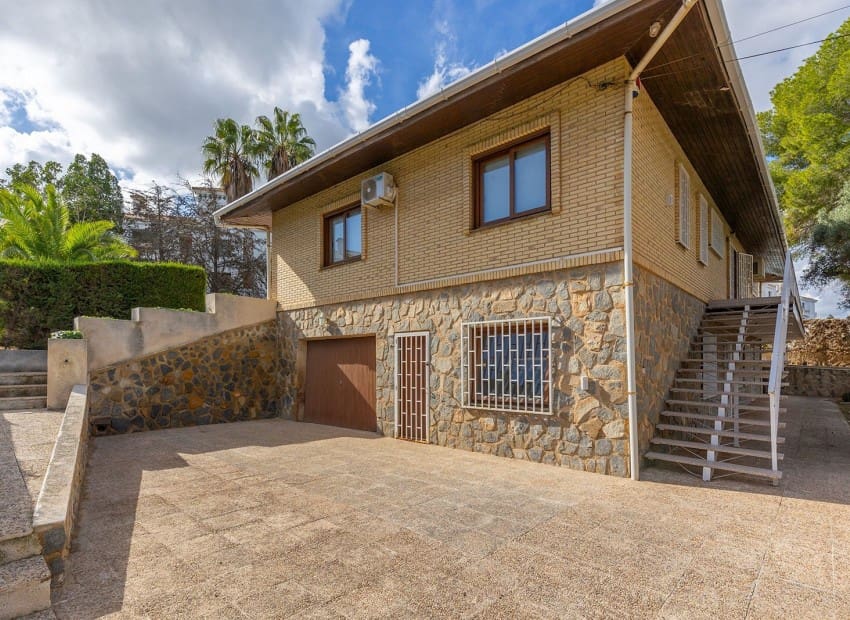 Chalet de 5 habitaciones en Villamartin en venta con piscina garaje - 670.000 € (Ref: 9747318)