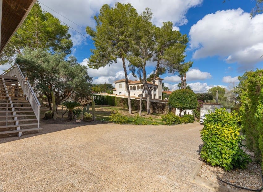 Chalet de 5 habitaciones en Villamartin en venta con piscina garaje - 670.000 € (Ref: 9747318)