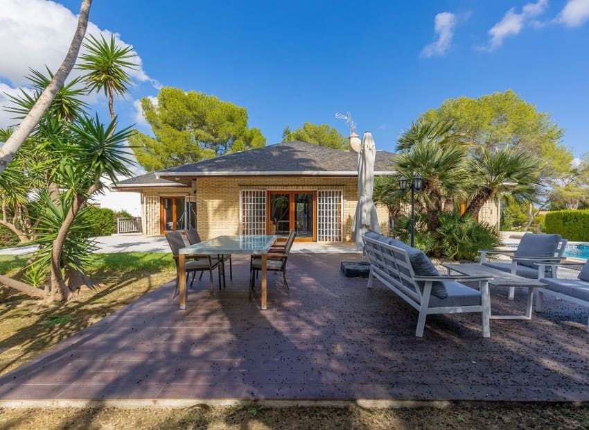 Chalet de 5 habitaciones en Villamartin en venta con piscina garaje - 670.000 € (Ref: 9747318)