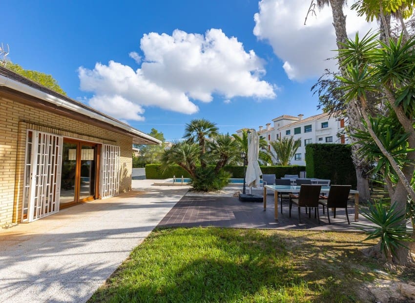 Chalet de 5 habitaciones en Villamartin en venta con piscina garaje - 670.000 € (Ref: 9747318)