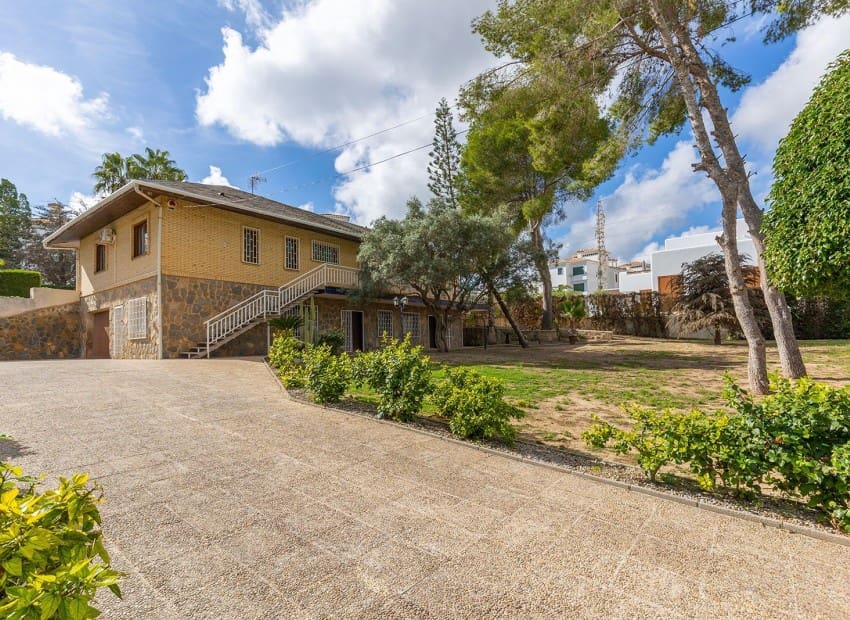 Chalet de 5 habitaciones en Villamartin en venta con piscina garaje - 670.000 € (Ref: 9747318)