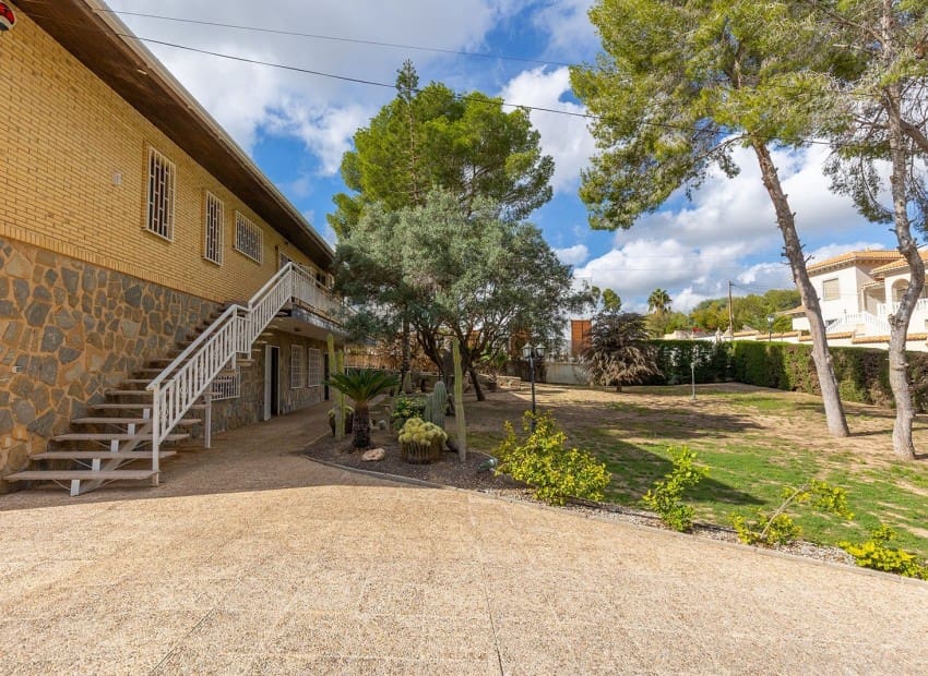 Chalet de 5 habitaciones en Villamartin en venta con piscina garaje - 670.000 € (Ref: 9747318)