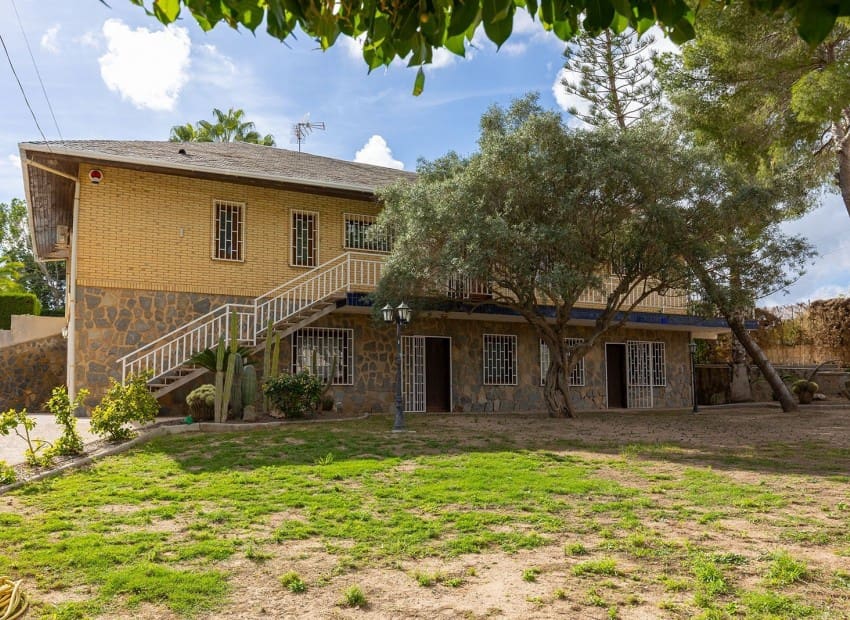 Chalet de 5 habitaciones en Villamartin en venta con piscina garaje - 670.000 € (Ref: 9747318)