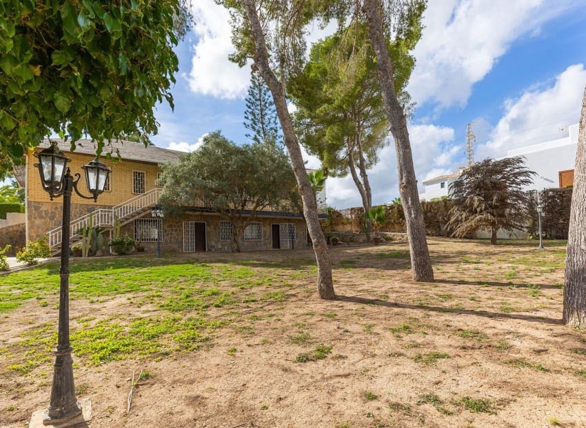 Chalet de 5 habitaciones en Villamartin en venta con piscina garaje - 670.000 € (Ref: 9747318)