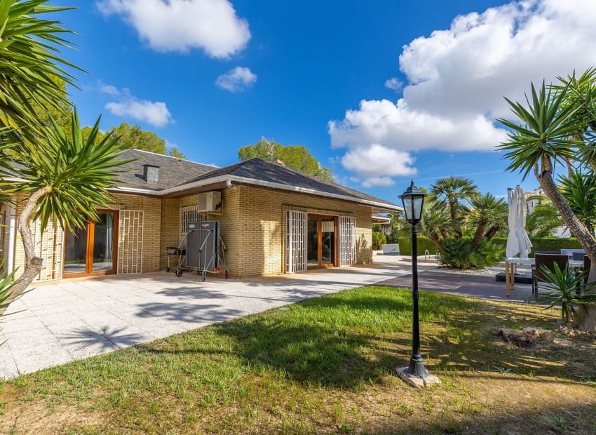 Chalet de 5 habitaciones en Villamartin en venta con piscina garaje - 670.000 € (Ref: 9747318)