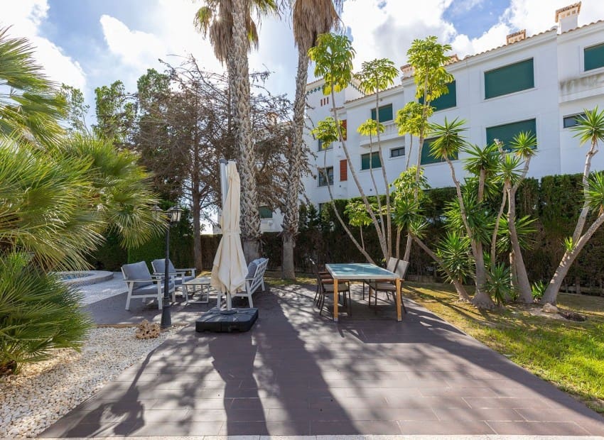 Chalet de 5 habitaciones en Villamartin en venta con piscina garaje - 670.000 € (Ref: 9747318)