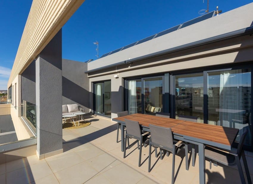 3 soveværelse Penthouse til salg i Torrevieja med swimmingpool garage - € 765.000 (Ref: 9750858)