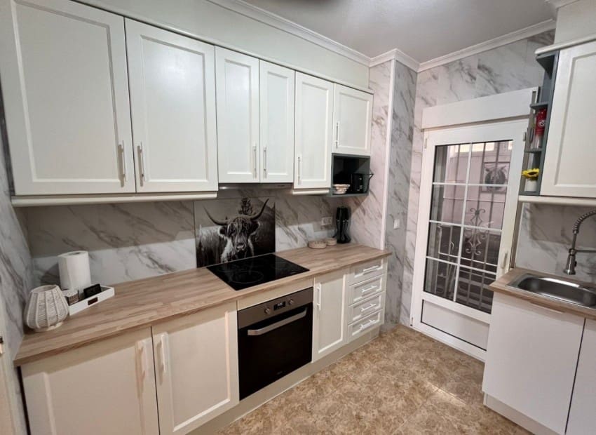 3 soveværelse Villa til salg i Villamartin med swimmingpool - € 255.000 (Ref: 9761485)