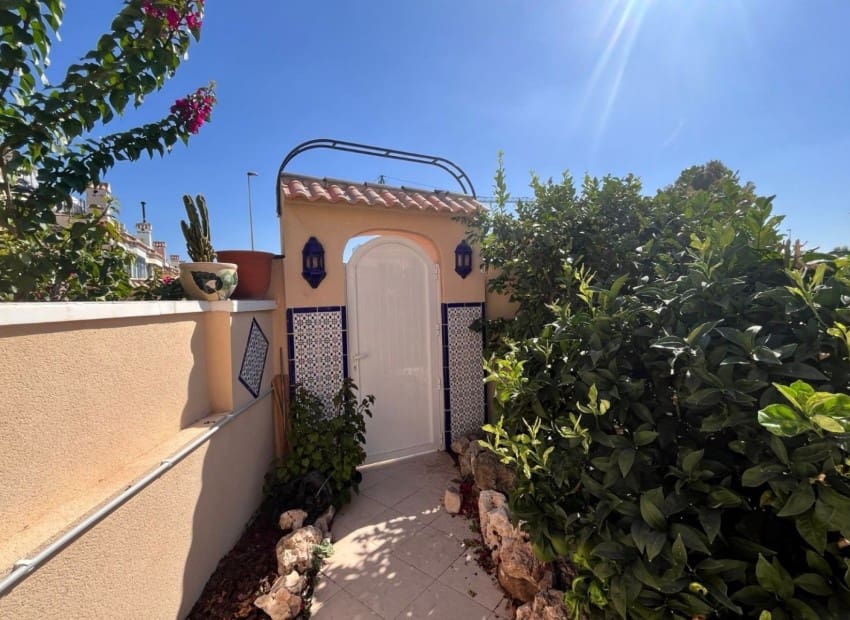 3 soveværelse Villa til salg i Villamartin med swimmingpool - € 255.000 (Ref: 9761485)