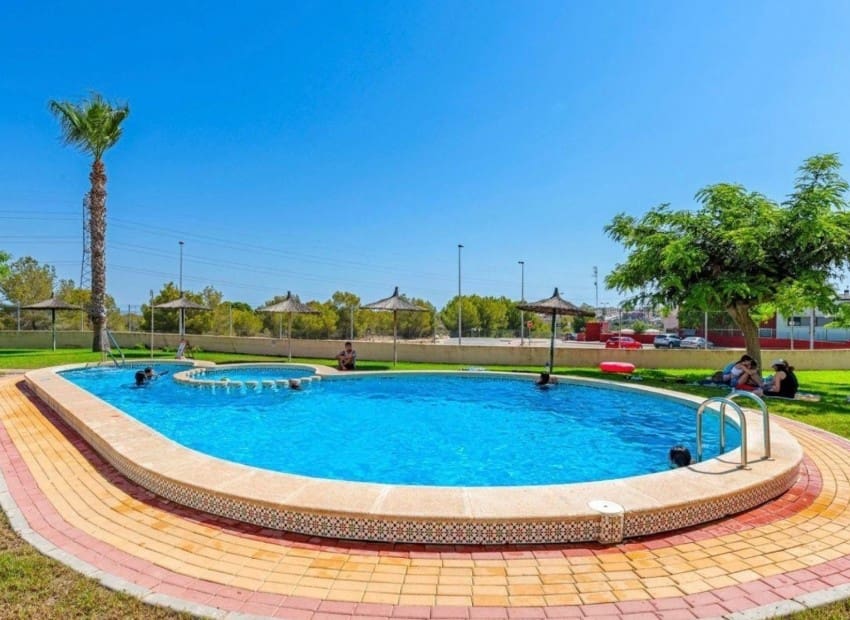 3 soveværelse Villa til salg i Villamartin med swimmingpool - € 255.000 (Ref: 9761485)