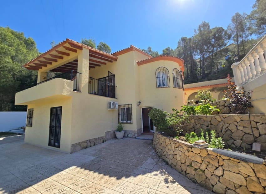 4 bedroom Villa for sale in Altea la Vella with pool - € 649,000 (Ref: 9784415)