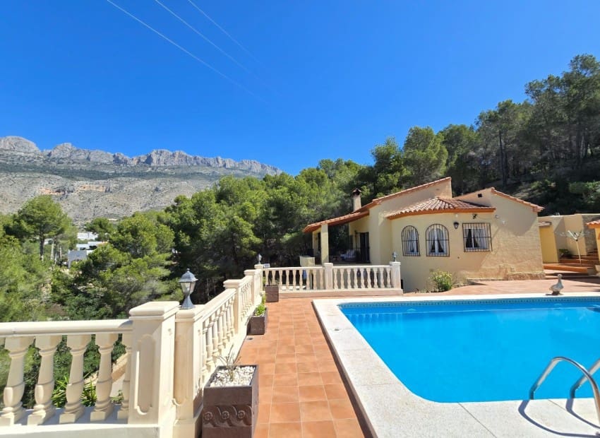 4 bedroom Villa for sale in Altea la Vella with pool - € 649,000 (Ref: 9784415)