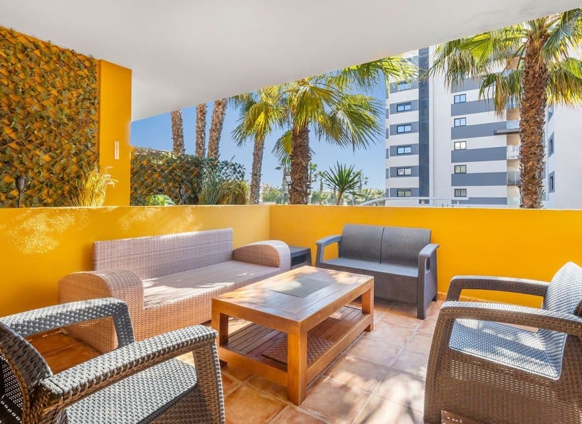 2 soveværelse Lejlighed til salg i Torrevieja med swimmingpool garage - € 345.000 (Ref: 9799966)