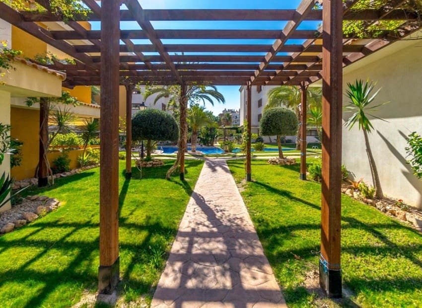 2 soveværelse Lejlighed til salg i Torrevieja med swimmingpool garage - € 345.000 (Ref: 9799966)