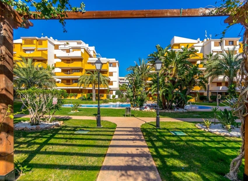 2 soveværelse Lejlighed til salg i Torrevieja med swimmingpool garage - € 345.000 (Ref: 9799966)
