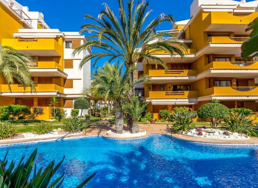 2 soveværelse Lejlighed til salg i Torrevieja med swimmingpool garage - € 345.000 (Ref: 9799966)