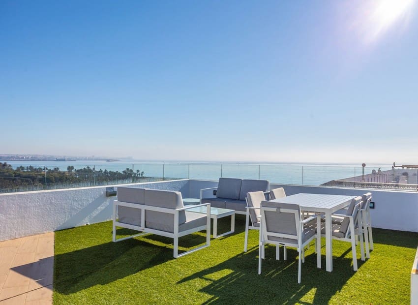 2 soveværelse Lejlighed til salg i Torrevieja med swimmingpool garage - € 519.000 (Ref: 9800031)