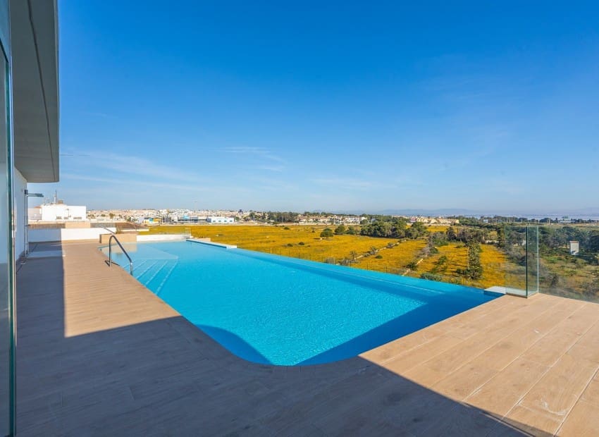 2 soveværelse Lejlighed til salg i Torrevieja med swimmingpool garage - € 519.000 (Ref: 9800031)
