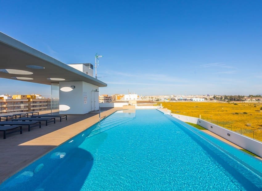 2 soveværelse Lejlighed til salg i Torrevieja med swimmingpool garage - € 519.000 (Ref: 9800031)