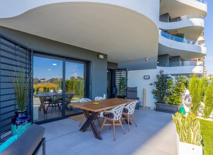 2 soveværelse Lejlighed til salg i Torrevieja med swimmingpool garage - € 519.000 (Ref: 9800031)