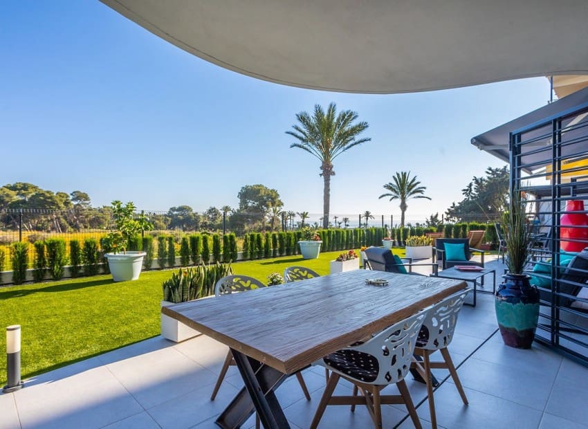 2 soveværelse Lejlighed til salg i Torrevieja med swimmingpool garage - € 519.000 (Ref: 9800031)