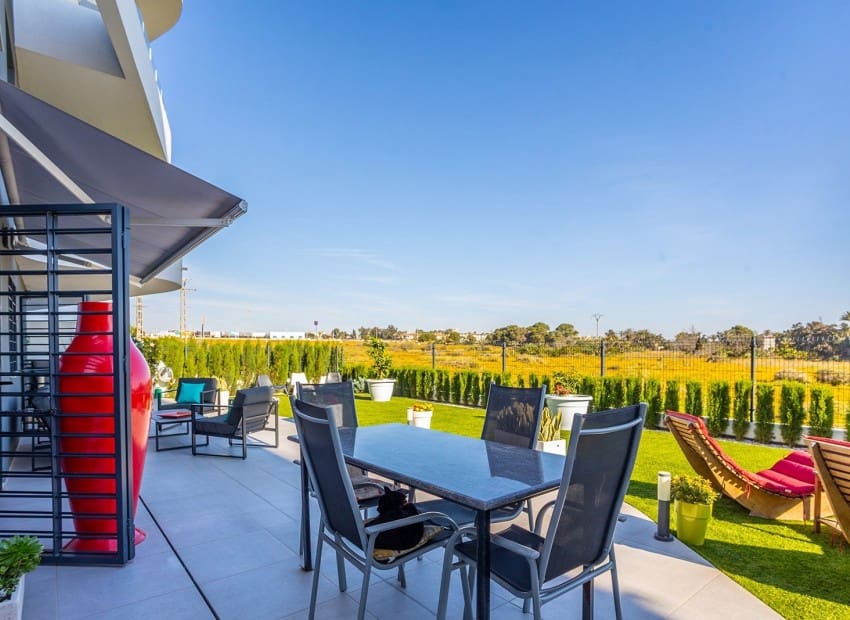 2 soveværelse Lejlighed til salg i Torrevieja med swimmingpool garage - € 519.000 (Ref: 9800031)