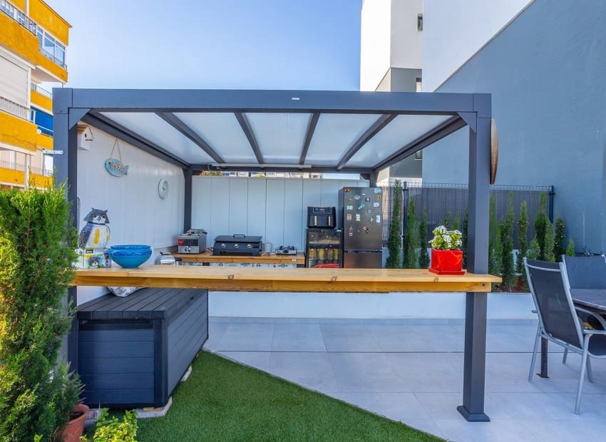 2 soveværelse Lejlighed til salg i Torrevieja med swimmingpool garage - € 519.000 (Ref: 9800031)