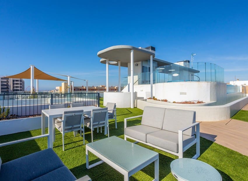 2 soveværelse Lejlighed til salg i Torrevieja med swimmingpool garage - € 519.000 (Ref: 9800031)