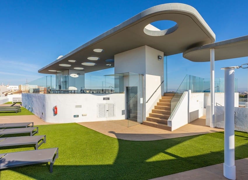 2 soveværelse Lejlighed til salg i Torrevieja med swimmingpool garage - € 519.000 (Ref: 9800031)