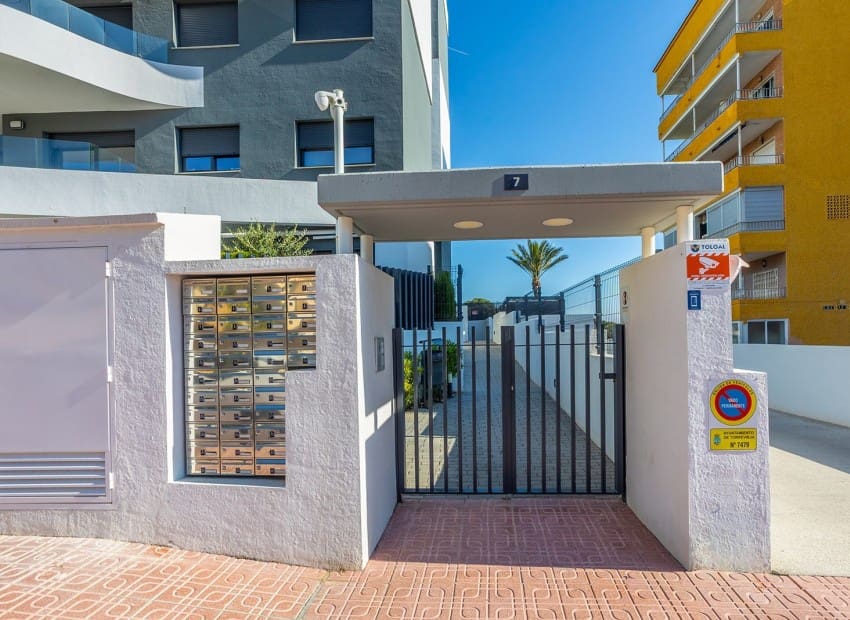 2 soveværelse Lejlighed til salg i Torrevieja med swimmingpool garage - € 519.000 (Ref: 9800031)