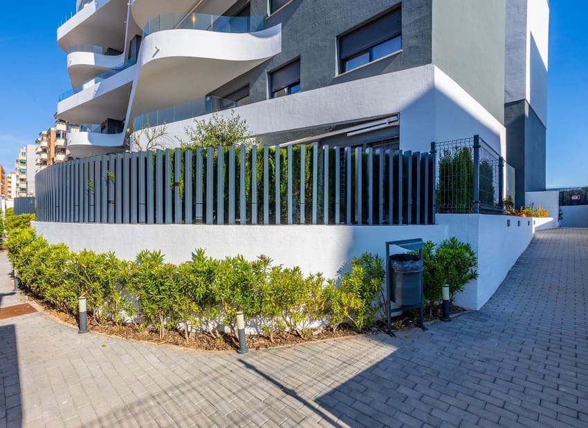 2 soveværelse Lejlighed til salg i Torrevieja med swimmingpool garage - € 519.000 (Ref: 9800031)