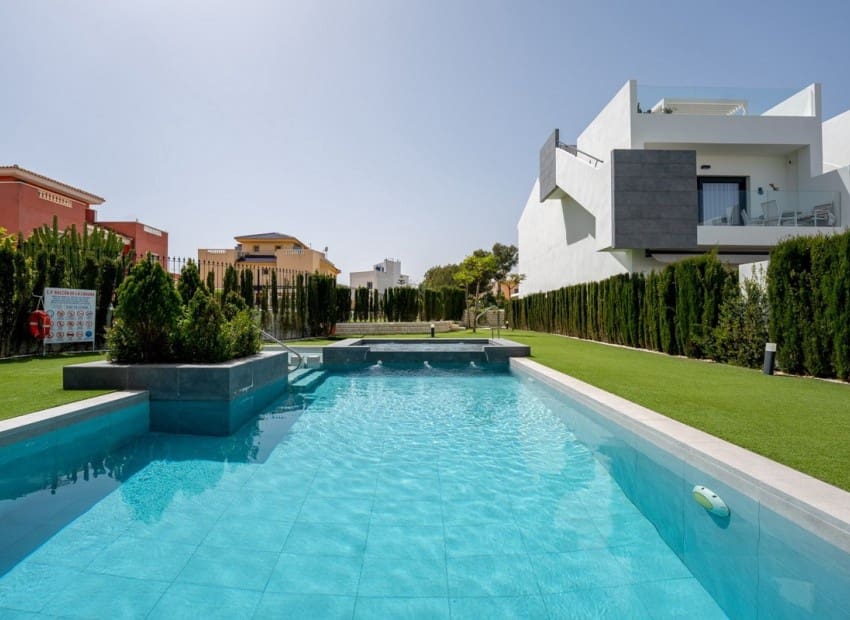 2 sypialnia Penthouse na sprzedaż w Torrevieja z basenem - 319 900 € (Ref: 9802782)