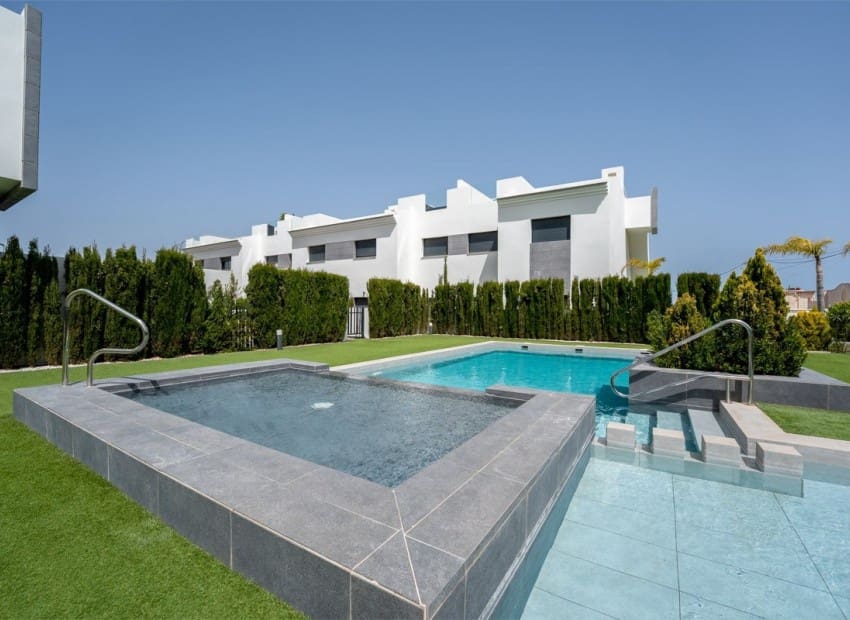 2 sypialnia Penthouse na sprzedaż w Torrevieja z basenem - 319 900 € (Ref: 9802782)