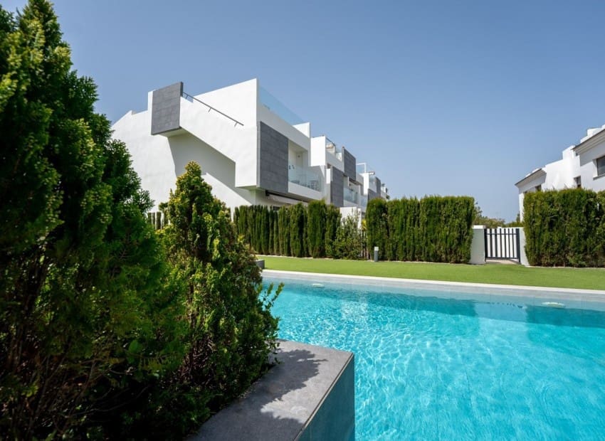 2 sypialnia Penthouse na sprzedaż w Torrevieja z basenem - 319 900 € (Ref: 9802782)