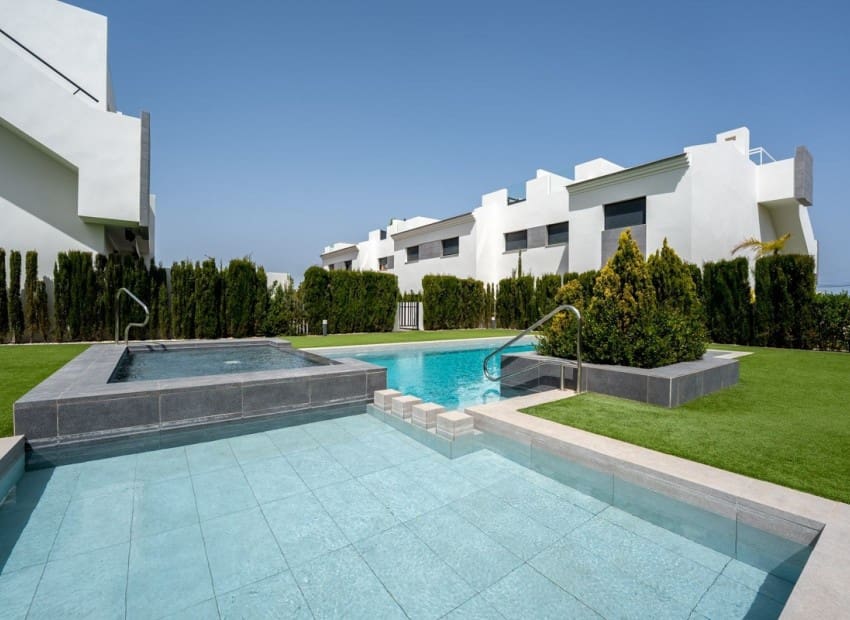 2 sypialnia Penthouse na sprzedaż w Torrevieja z basenem - 319 900 € (Ref: 9802782)