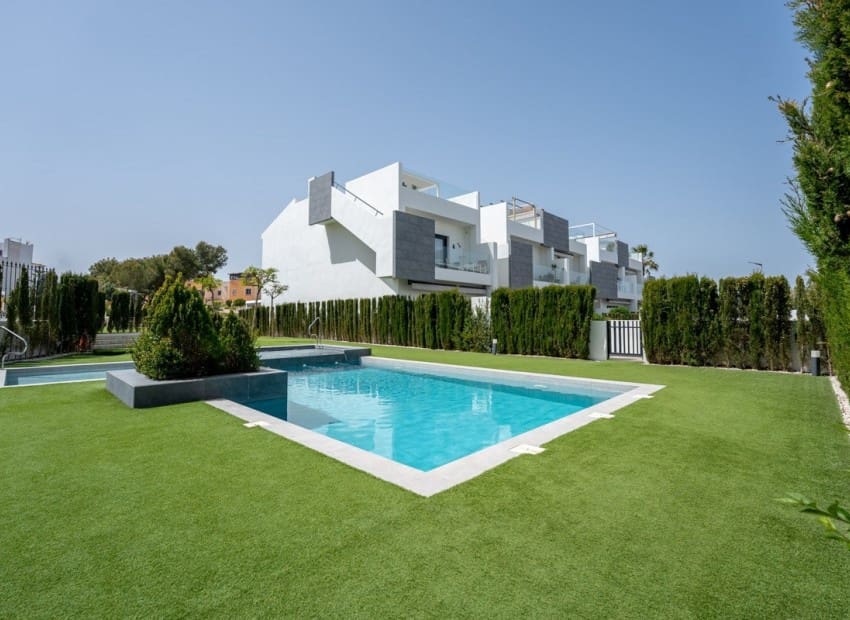 2 sypialnia Penthouse na sprzedaż w Torrevieja z basenem - 319 900 € (Ref: 9802782)