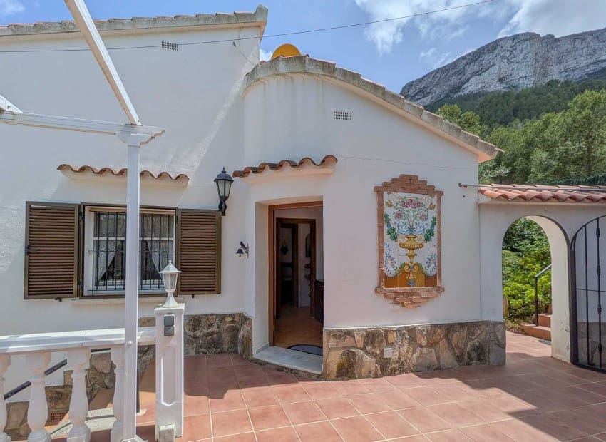 Chalet de 4 habitaciones en Dénia en venta con piscina - 565.000 € (Ref: 9827496)