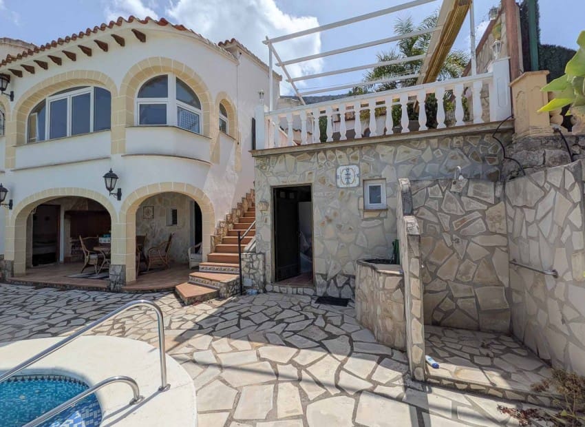 Chalet de 4 habitaciones en Dénia en venta con piscina - 565.000 € (Ref: 9827496)