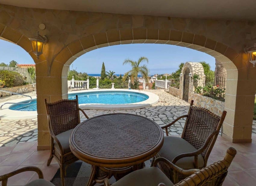 Chalet de 4 habitaciones en Dénia en venta con piscina - 565.000 € (Ref: 9827496)