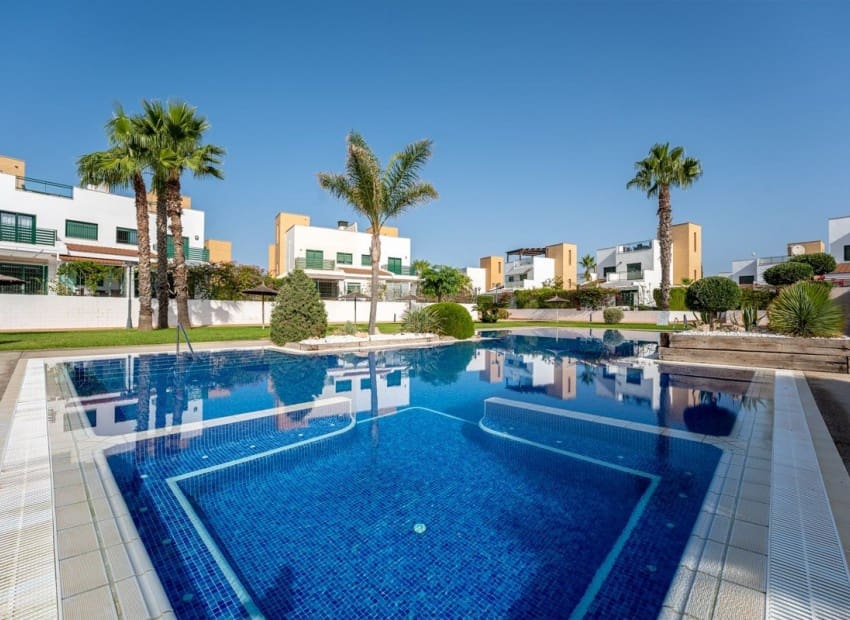 Chalet de 3 habitaciones en Ciudad Quesada en venta con piscina garaje - 330.000 € (Ref: 9844371)