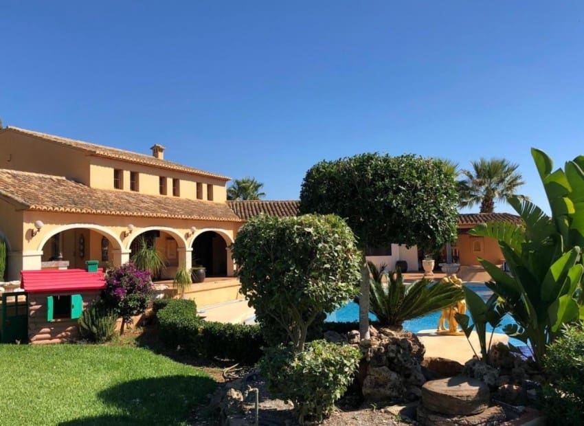 5 bedroom Villa for sale in Benissa with pool garage - € 1,395,000 (Ref: 9865920)
