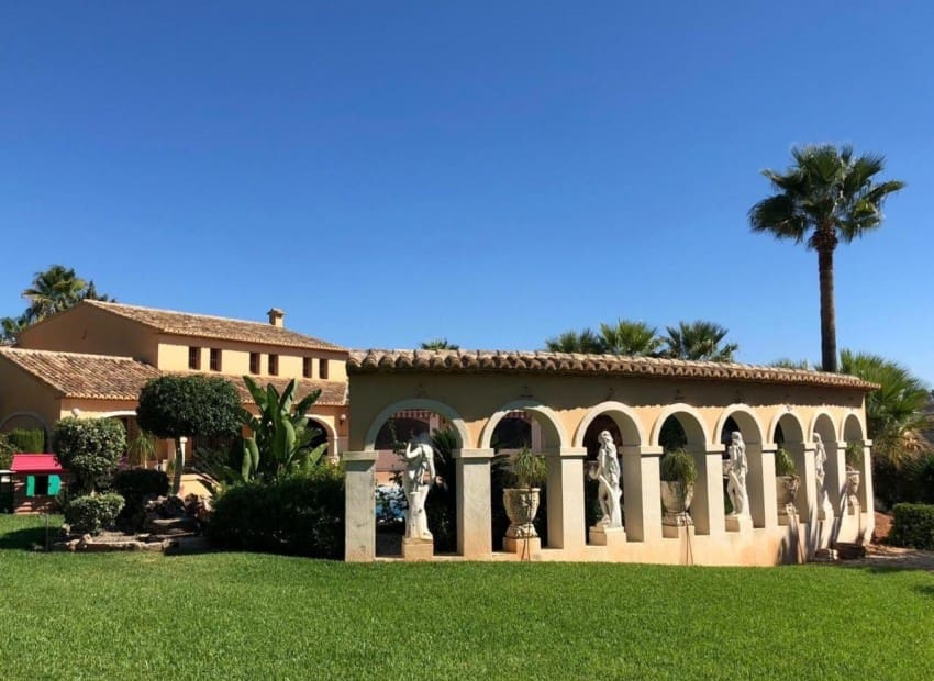 5 bedroom Villa for sale in Benissa with pool garage - € 1,395,000 (Ref: 9865920)