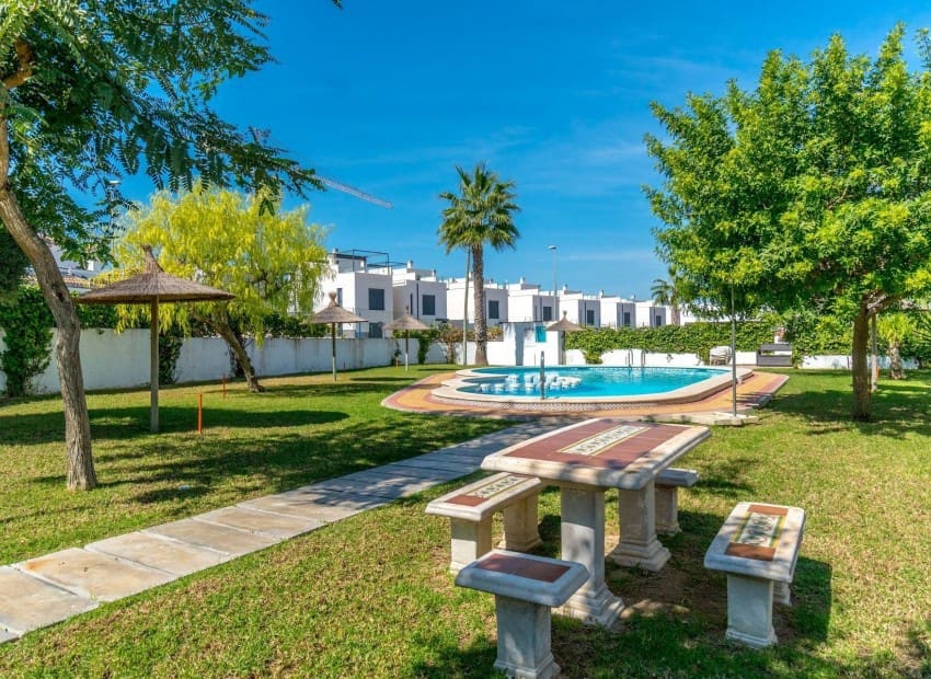 2 bedroom Semi-detached Villa for sale in Villamartin with pool - € 284,000 (Ref: 9898363)