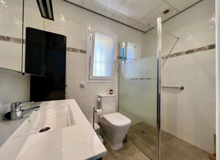 5 slaapkamer Halfvrijstaande villa te koop in La Nucia met zwembad garage - € 399.000 (Ref: 9899807)