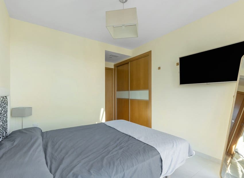 Ático de 2 habitaciones en Punta Prima en venta con piscina garaje - 699.000 € (Ref: 9902074)